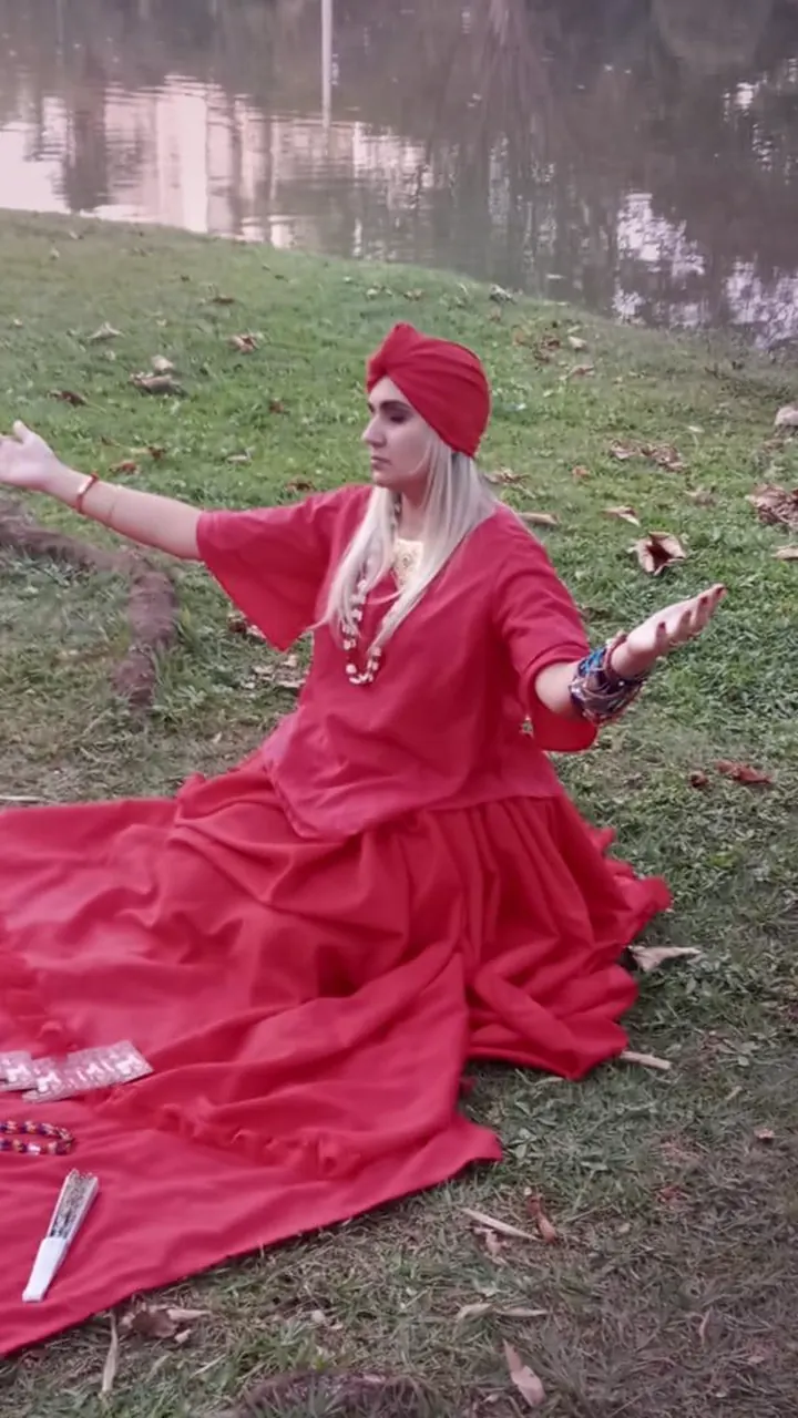 Fernanda Couto em uma prática espiritual ao ar livre